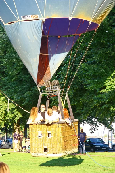 The traditional launch of the hot air balloon — Stock Photo, Image