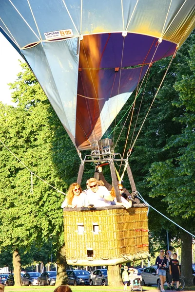 The traditional launch of the hot air balloon — Stock Photo, Image