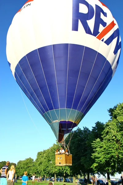 गर्म हवा के गुब्बारे का पारंपरिक लॉन्च — स्टॉक फ़ोटो, इमेज