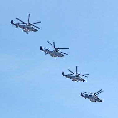 Rus ordusunun askeri geçit töreni sırasında askeri jetler