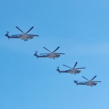 Rus ordusunun askeri geçit töreni sırasında askeri jetler