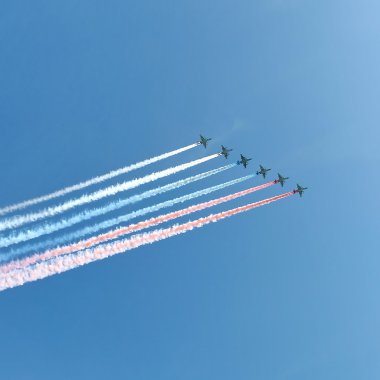 Rus ordusunun askeri geçit töreni sırasında askeri jetler