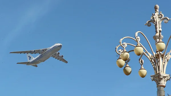 Rus ordusunun askeri geçit töreni sırasında askeri jetler — Stok fotoğraf