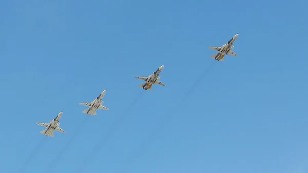 Aviones militares del ejército ruso durante el desfile militar — Foto de Stock