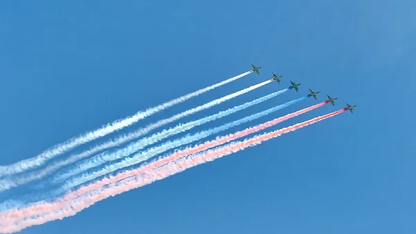 Rus ordusunun askeri geçit töreni sırasında askeri jetler