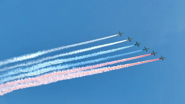 Rus ordusunun askeri geçit töreni sırasında askeri jetler