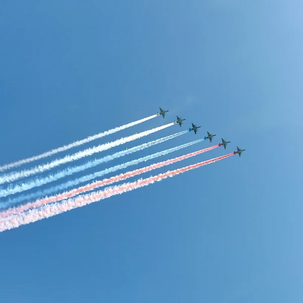 Rus ordusunun askeri geçit töreni sırasında askeri jetler