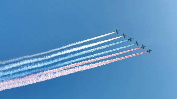 Orosz hadsereg katonai repülőgépek alatt katonai parádé — Stock Fotó