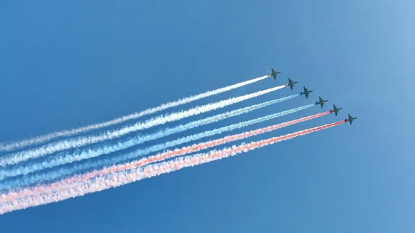 Rus ordusunun askeri geçit töreni sırasında askeri jetler