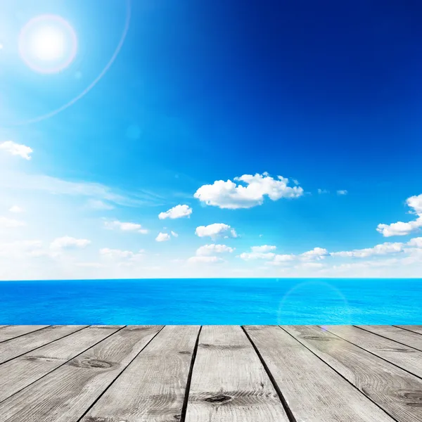 Paysage marin beauté sous les nuages bleus ciel. Vue de la jetée en bois — Photo