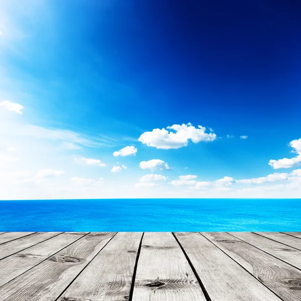 Schönheit Meereslandschaft unter blauem Himmel. Blick vom Holzsteg — Stockfoto