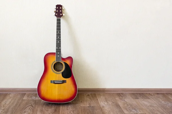 Guitarra en blanco fondo de la habitación vacía — Foto de Stock