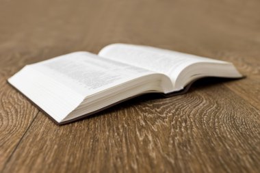 Ahşap arkaplan üzerine kitap aç