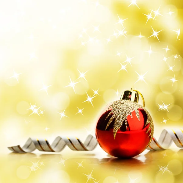 추상 밝은 노란색 배경 위에 빨간 크리스마스 장난감 — 스톡 사진