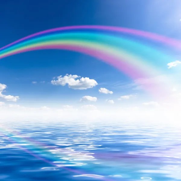 Tło niebieskie niebo z rainbow i odbicie w wodzie — Zdjęcie stockowe
