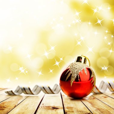 Kırmızı Noel oyuncak ahşap plakalar üzerinde
