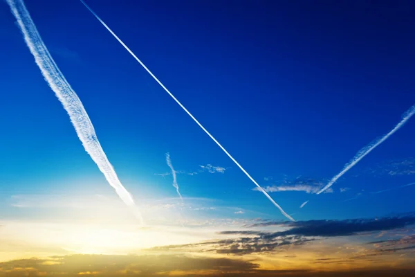 Uçağın arka plan beyaz çizgili mavi gökyüzü — Stok fotoğraf