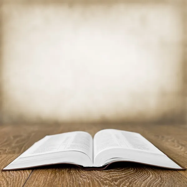 Nyitott könyv a fa asztal felett grunge, háttér Stock Kép
