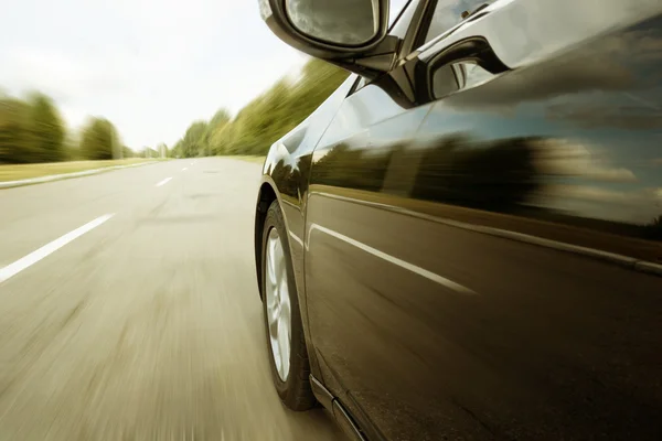 Blurred road and car — Stock Photo, Image