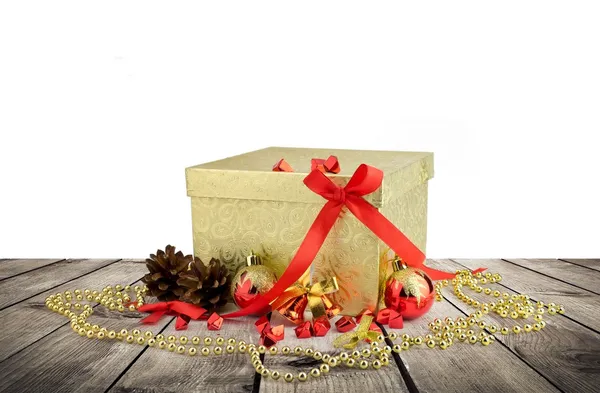 Coffret cadeau de Noël doré avec boules de Noël — Photo