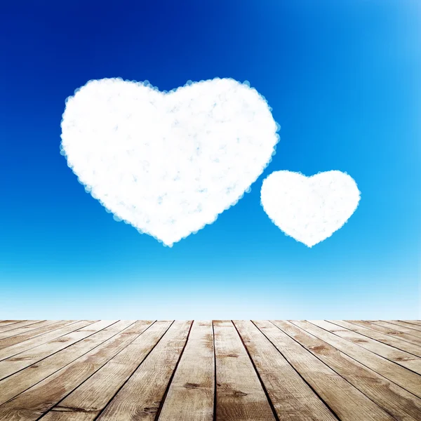 Céu azul com corações forma nuvens — Fotografia de Stock