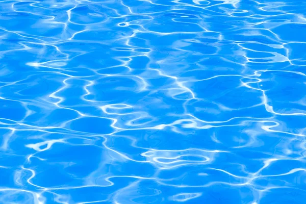 青いプール日当たりの良い反射の背景を持つ水の波紋 — ストック写真