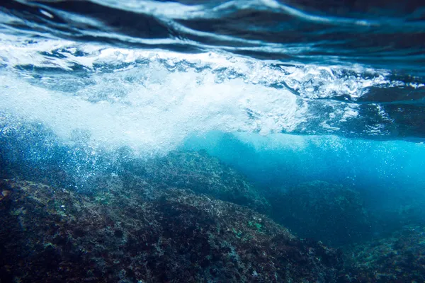 Fondo marino con spruzzi d'acqua blu — Foto Stock