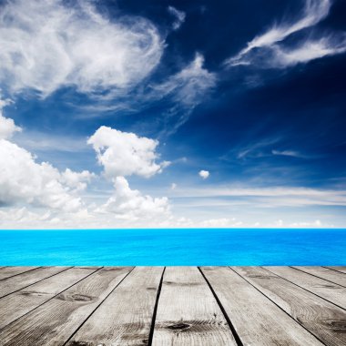 Mavi bulutlar gökyüzü altında güzel deniz manzarası