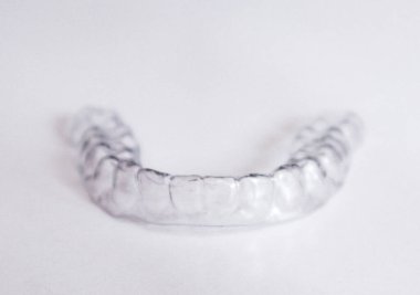 Yetişkinler ve gençler için dişleri düzeltmek için açık hizalamalar