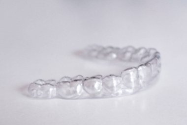 Yetişkinler ve gençler için dişleri düzeltmek için açık hizalamalar