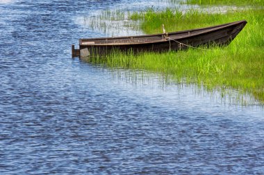 Nehir kıyısındaki eski tekne, yatay fotoğraf.