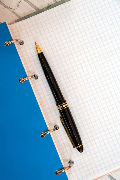 Μπλε Σημειωματάριο Μαύρο Στυλό Διαρκείας Όρθια Διαγώνια Διάταξη — Φωτογραφία Αρχείου