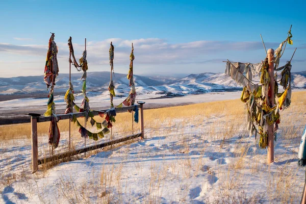 Bandeiras Budistas Contra Pano Fundo Montanhas Cobertas Neve Fotografia Inverno — Fotografia de Stock