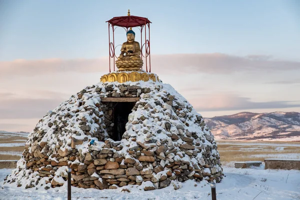 Buddhista Istenségek Szobrai Hófödte Hegyek Hátterében Vízszintesen — Stock Fotó