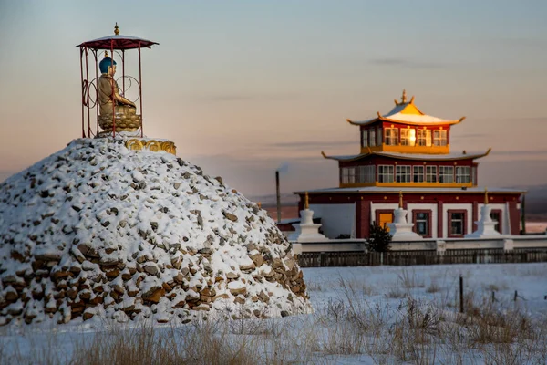 Statuen Buddhistischer Gottheiten Vor Dem Hintergrund Schneebedeckter Berge Horizontal Stockbild