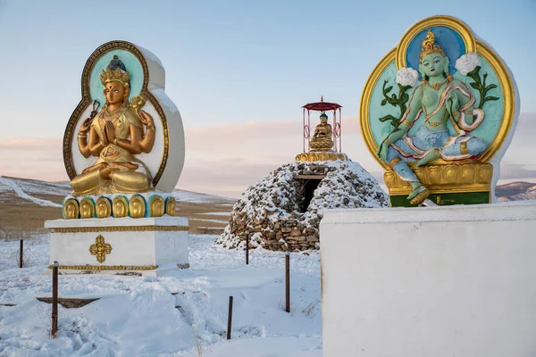 Statuen Buddhistischer Gottheiten Vor Dem Hintergrund Schneebedeckter Berge Horizontal Stockfoto