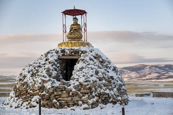 Statuen Buddhistischer Gottheiten Vor Dem Hintergrund Schneebedeckter Berge Horizontal Stockbild