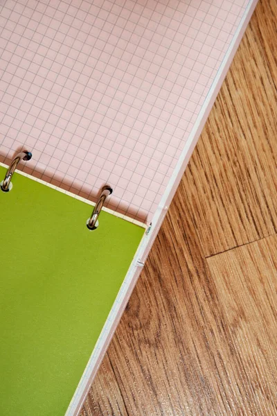 Portátil Abierto Con Hojas Colores Fondo Para Cuaderno Escuela —  Fotos de Stock