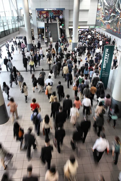 Tokyo shibuya istasyonuüç kardeş kumsalda oynamak vardır — Stok fotoğraf