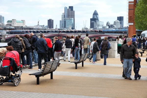 Turister besöker thames vallen — Stockfoto