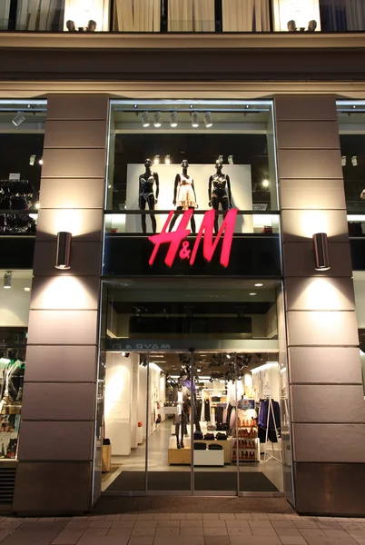 H and M Fashion store — Stock Photo, Image