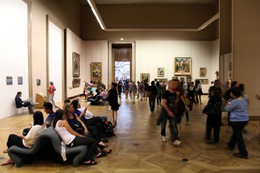 Louvre ziyaretçi