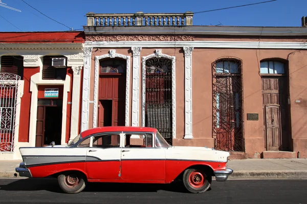 Олдтимер на Кубе — стоковое фото