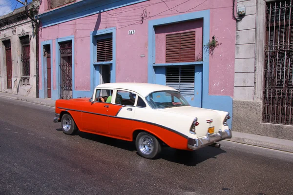 Cuba - coche viejo —  Fotos de Stock