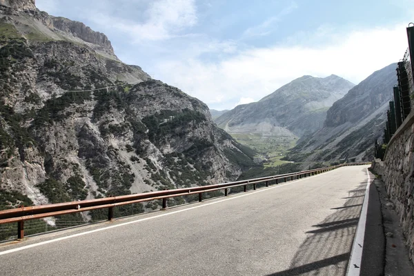 Strada alpina in Italia — Foto Stock