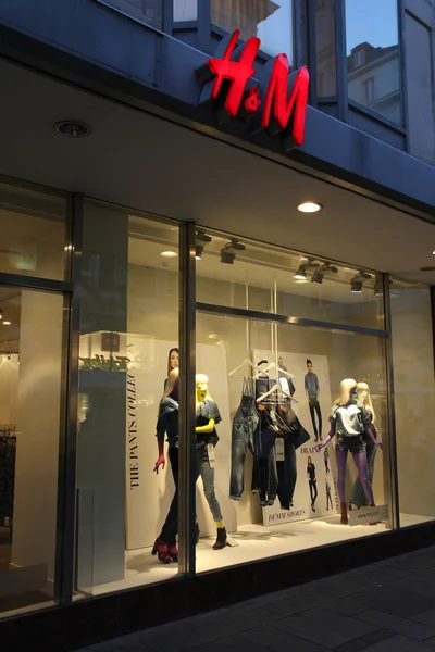 H & M Fashion store — Stock Photo, Image