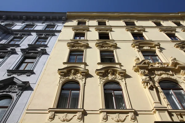 Antiguo edificio de apartamentos — Foto de Stock