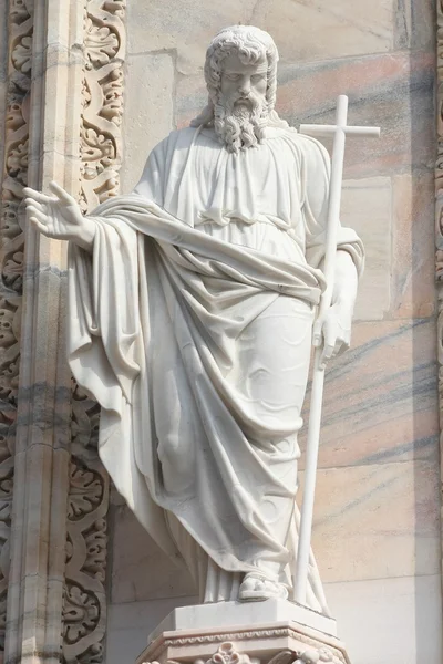 Saint skulptur i Milanos katedral — Stockfoto