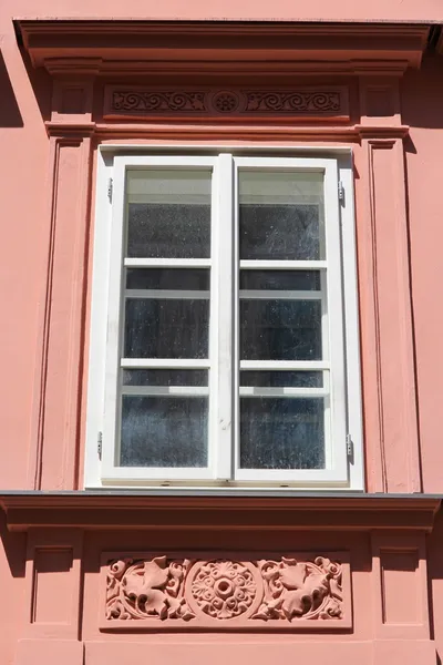 Gamla fönster i bratislava — Stockfoto