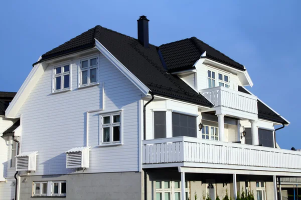 Suburban huis — Stockfoto